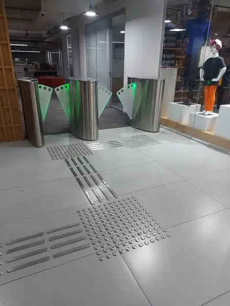 OLAVO BENGLOR - tactile installation photo 8